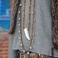 Bolj bogate  ogrlice lahko kombiniramo k preprostim majicam 
in kavbojkam.