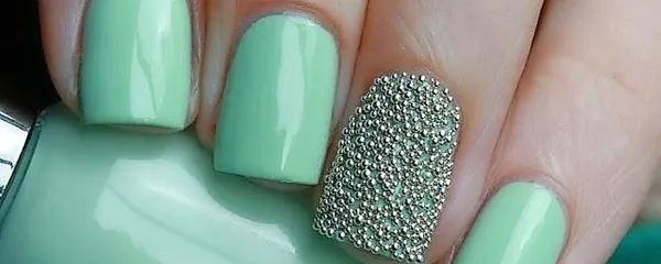 Svetlo zeleni nohti? Zakaj pa ne!