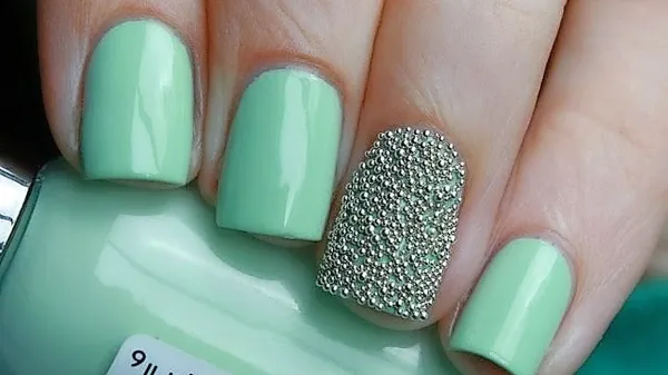Svetlo zeleni nohti? Zakaj pa ne!