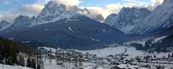 Okoliška gorska pokrajina je osupljiva.
