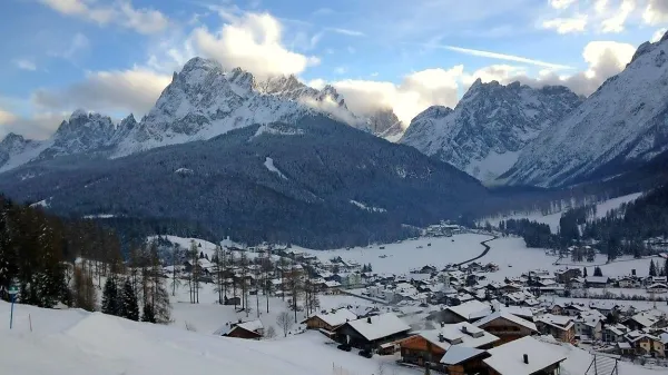 Okoliška gorska pokrajina je osupljiva.