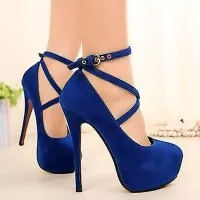 Drzna kombinacija: salonarji z odebeljenim podplatom in 
paščki