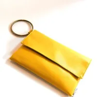 Torbica v obliki pisma je lahko tudi v živo rumeni barvi.