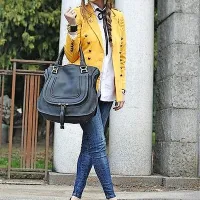 Rumen suknjič se odlično poda k jeansu.