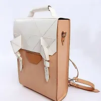 Nahrbtnik z zapenjanjem, ki 
spominja na origami.