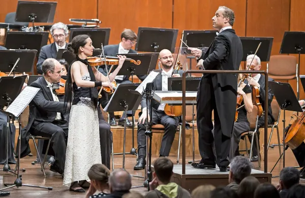 Violinistka Mojca Gal se je Simfoničnemu orkestru Mitteleuropa, ki ga vodi Marco Guidarini,  pridružila pri Viottijevi 
skladbi Koncert za violino in orkester št. 18.    