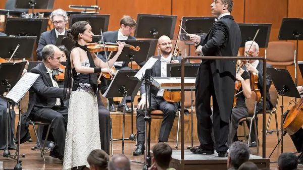 Violinistka Mojca Gal se je Simfoničnemu orkestru Mitteleuropa, ki ga vodi Marco Guidarini,  pridružila pri Viottijevi 
skladbi Koncert za violino in orkester št. 18.    