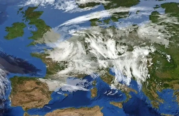 Obsežno hladno višinsko jedro se vrti v naši bližini.