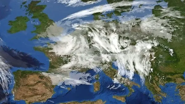 Obsežno hladno višinsko jedro se vrti v naši bližini.