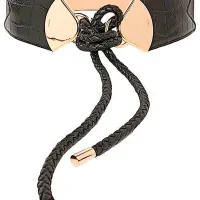 Kontrast dveh materialov in 
dveh različnih načinov izdelav.