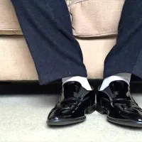 Bele nogavice k obleki? Nikar!!!