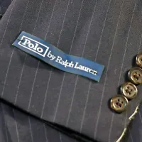 Nikar ne pozabite odstraniti etikete z rokavov.