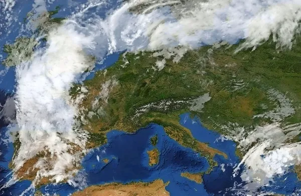 Nad večjim delom Evrope se zadržuje subtropski anticiklon.

