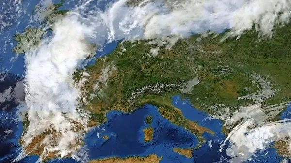 Nad večjim delom Evrope se zadržuje subtropski anticiklon.

