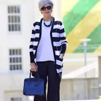 Jopica naj sega vsaj do sredine bokov.