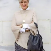 Majice in bluze naj bodo 
zaprte do vratu.