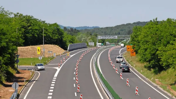 Včeraj so na delu vipavske hitre ceste med Ajdovščino in 
Vogrskim postavili ograje in oznake za začetek obnove 
cestišča na tem delu. Predvidoma bo trajala do zgodnje 
jeseni.  