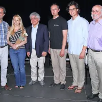  Mešani pevski zbor Obala je začel nastopati pod taktirko 
Mirka Slosarja (desno), potem pa so zbor vodili Walter lo 
Nigro, Ambrož Čopi, Maja Cilenšek in Sebastjan Vrhovnik, ki 
dirigentsko paličico predaja Andreju Makorju (drugi z desne.)