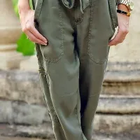  Hlače so lahko krojene na korenčka, lahko jih tudi privihamo,