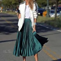 V zelenem plisiranem krilu smo lahko tudi športno 
elegantne.