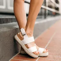 Sandali z odebeljenim ravnim 
podplatom so letos “in”.