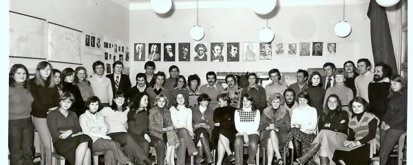 Prva skupinska fotografija Obalovcev  je nastala leta 1977 na vajah v tedanji OŠ Janka Premrla Vojka v Kopru.