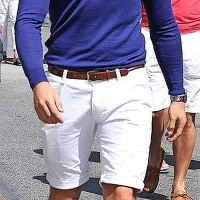 H kratkim hlačam se lepo poda 
tudi majica z dolgimi rokavi.