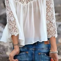 Bluzica iz čipke se lepo prilega 
kavbojkam.