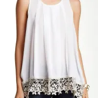 Mehko padajoča tunika z 
robom iz čipke