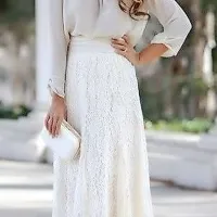 Razočarana nevesta ali utrujena sprehajalka?  