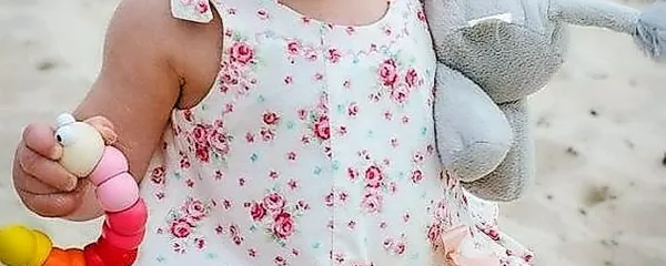 Otroci imajo tudi na plaži radi svoje igračke.