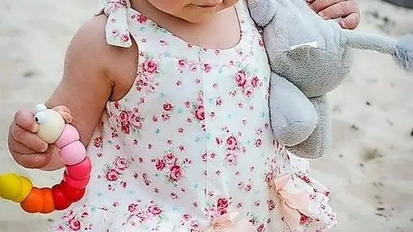 Otroci imajo tudi na plaži radi svoje igračke.