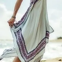 Dolga krila iz lahkih materialov so prijetna za nošenje tudi 
na plaži.