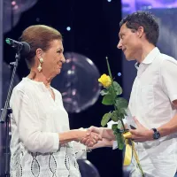 Elza Budau je Leonu Oblaku izročila nagrado na najboljše 
besedilo.