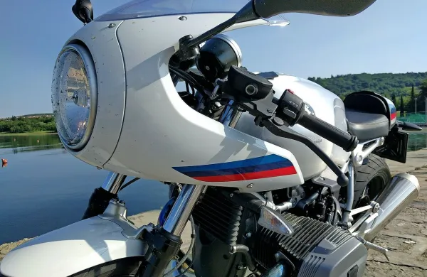 Za krmilom so občutki skoraj dirkaški.