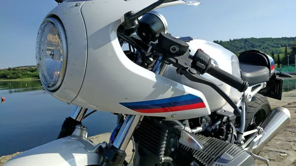 Za krmilom so občutki skoraj dirkaški.