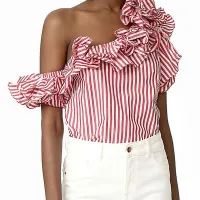 Obleka zgolj čez eno ramo je letošnji hit.