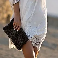 Torbica naj ne bo prevelika, 
nosimo jo kar v rokah.