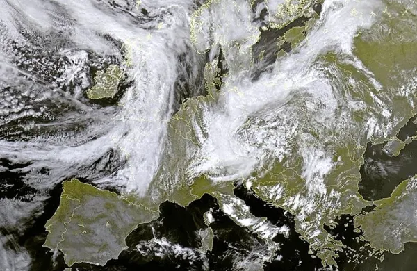 Nad Sredozemljem se krepi anticiklonsko območje.