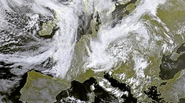Nad Sredozemljem se krepi anticiklonsko območje.
