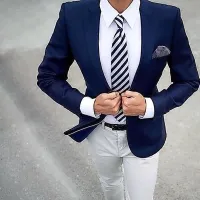 Poleti lahko bele hlače zamenjajo modre.