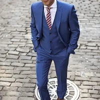 Modra obleka, rjavi čevlji.