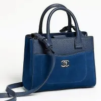 Modra torbica je lahko univerzalen dodatek.