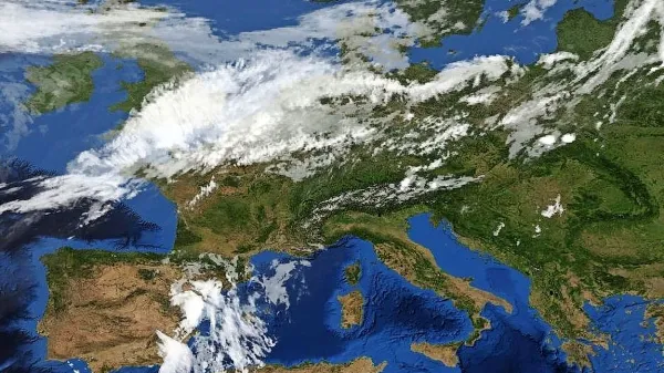 Nad večjim delom Evrope vztraja subtropski anticiklon.