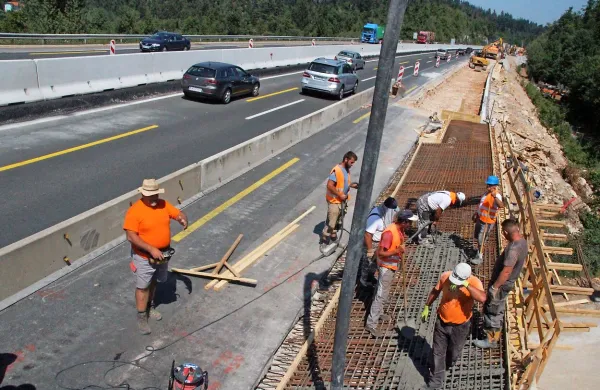 Med Ravbarkomando in Uncem ne gradijo tretjega pasu, le 
odstavni pas širijo za dober meter.