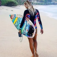 Majice iz lajkre so obvezna oprema surfarjev.