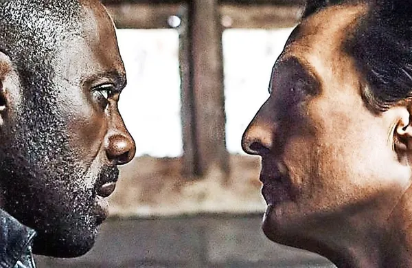 Revolveraša v Temnem stolpu igra Idris Elba, mož v črnem je 
Mathew McConaughey. 