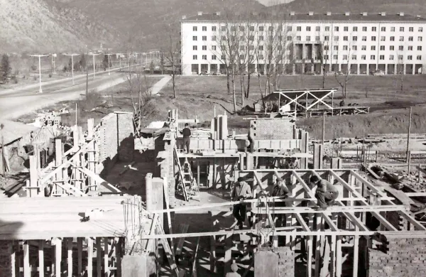 Pošto so gradili leta 1958, pred tem je bila na kolodvoru, v 
bloku in v mestni hiši.  