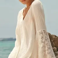 Rokavi so lahko oprijeti ali zvončaste oblike.