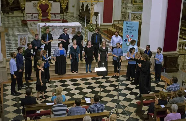 Evropski komorni pevski zbor Tenso, ki je v Kopru nastopil 
minuli četrtek, se na Primorsko vrača čez dober mesec.    